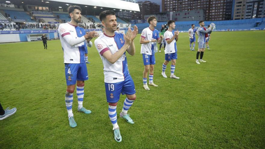 Los jugadores del Avilés saludan al público tras el último partido. | Ricardo Solís
