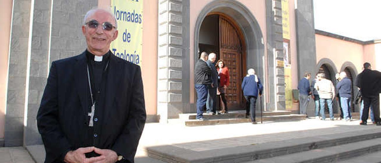 Monseñor Atilano Rodríguez en la sede del Istic en la capital grancanaria.