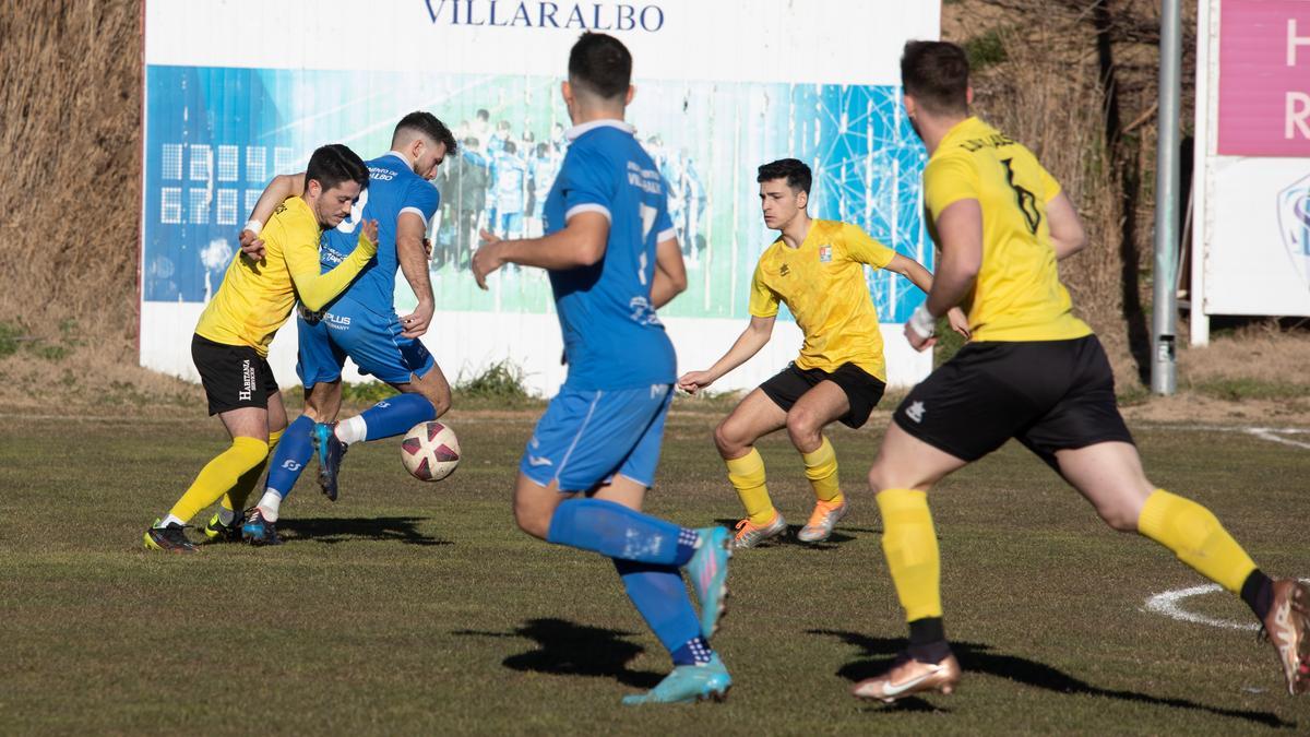 Varios jugadores disputan el balón.