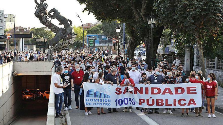Sanitarios y ciudadanos marchan tras la concentración ante el PAC de Pizarro.