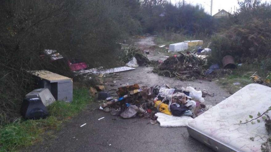 Vertedero ilegal en una carretera.