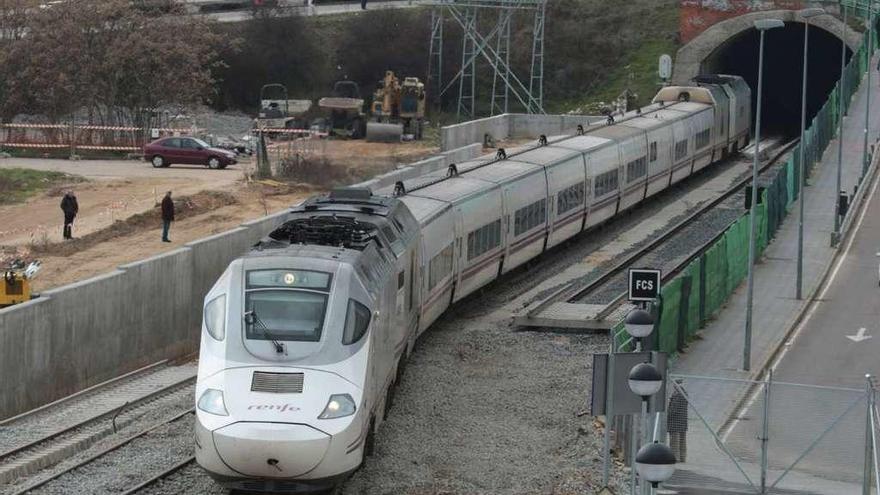 El tren circulando por la nueva vía del Bolón y Valorio ayer por la mañana.