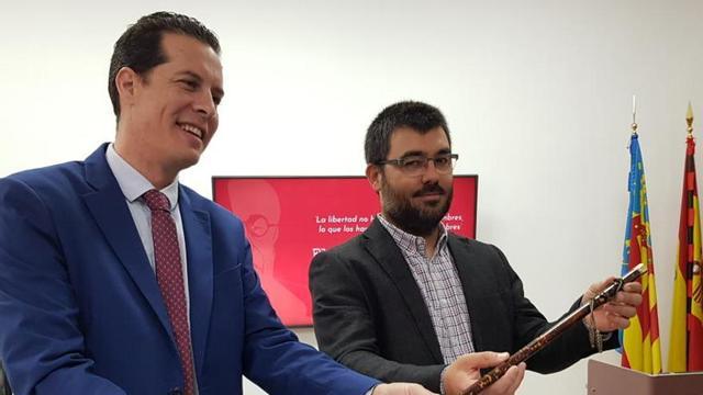 El alcalde de Elda, Rubén Alfaro y el de Monóvar, Natxo Vidal con la vara de mando de Azaña