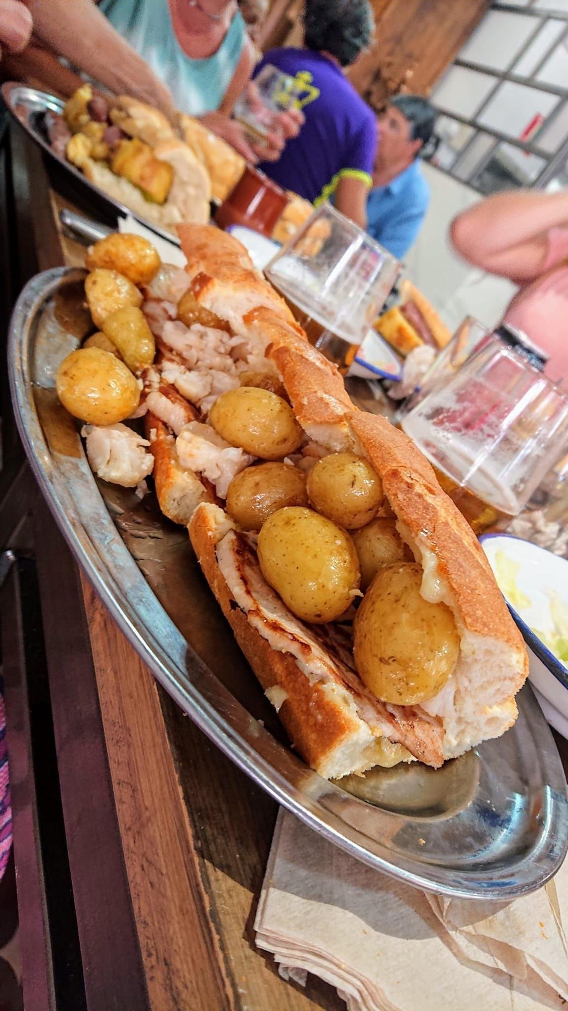 'Bravaridad', el bocadillo de Aldeana, con lomo, coliflor y ajetes coronado con bravas