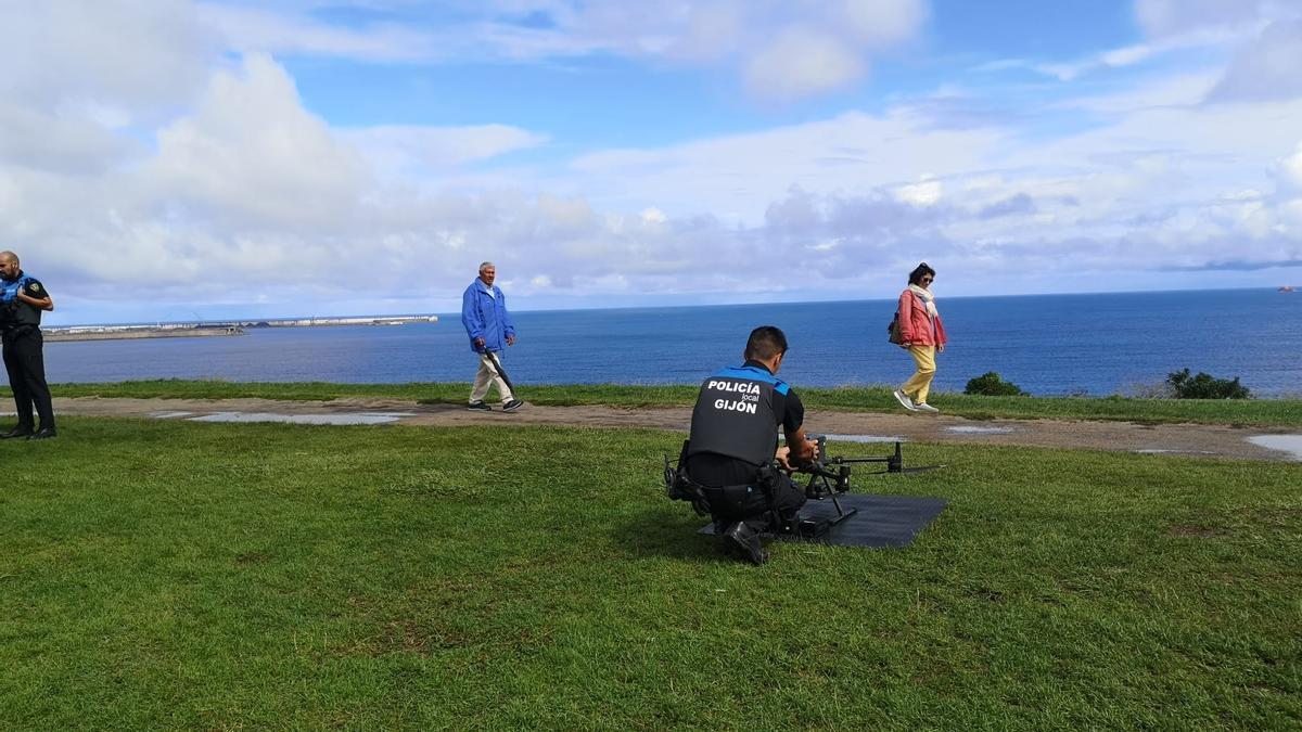 Despliegue policial en el cerro de Santa Catalina por el aviso de una persona desaparecida.