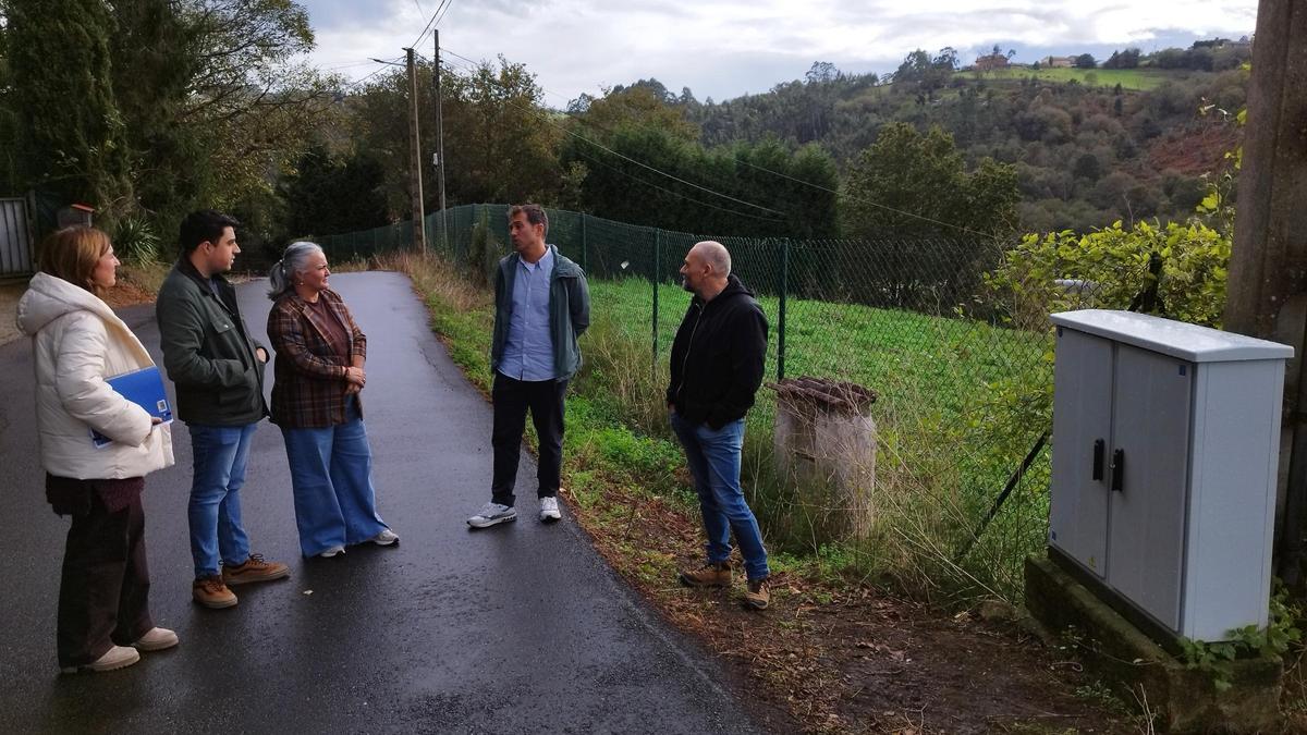Eva María Pérez (tercera por la izquierda) y Nicolás Fernández (segundo por la izquierda), con una técnica municipal y responsables de la empresa que ha ejecutado la obra en Tabladiello