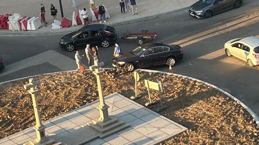 Primera colisión en la nueva rotonda de Tres Cruces: un vehículo se traga el bordillo