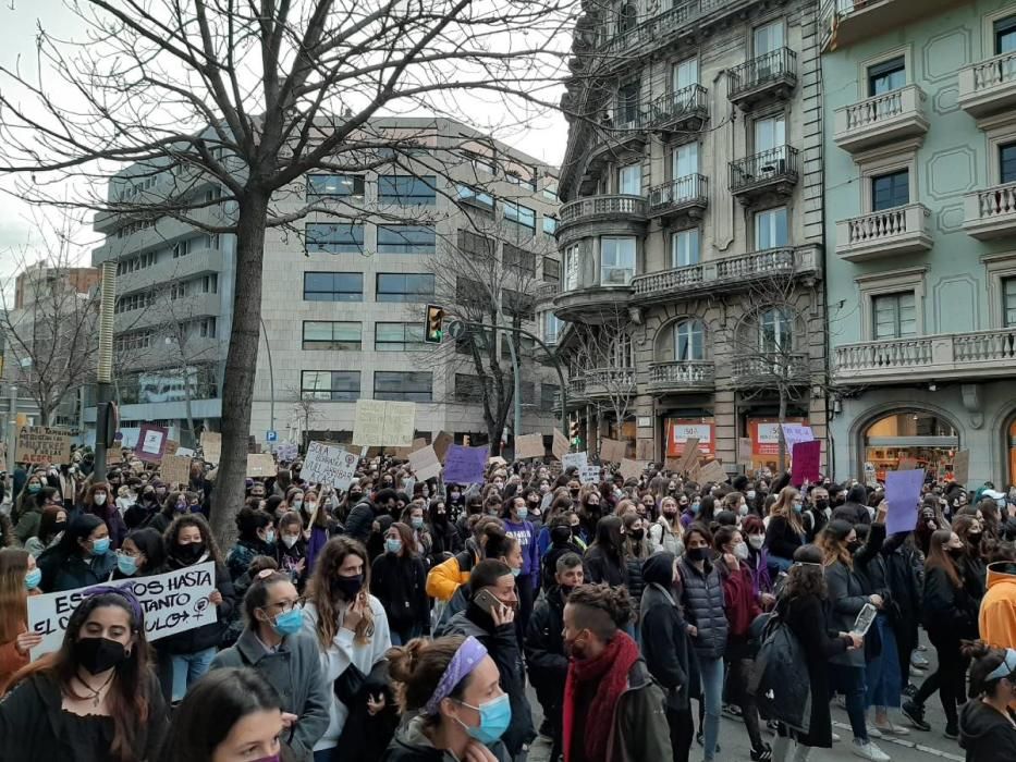 Centenars de persones marxen pel centre de Girona per commemorar el 8-M