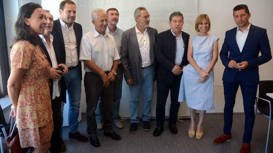 Los alcaldes y representantes de la Xunta tras la firma. // R.V.