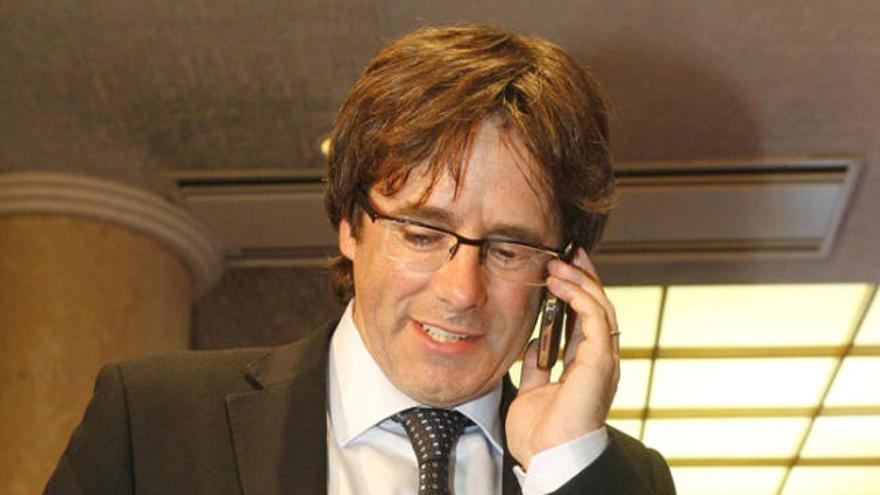 Carles Puigdemont, la nit electoral, atenent una trucada.