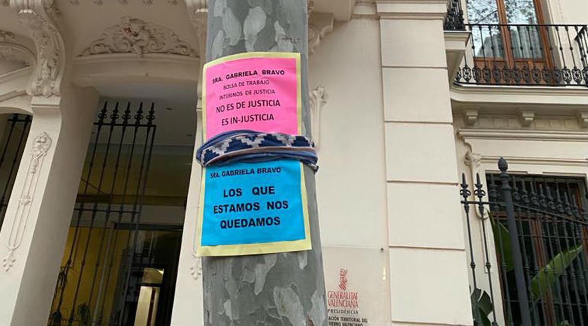 Medio centenar de interinos protestan por la bolsa de Justicia en Alicante