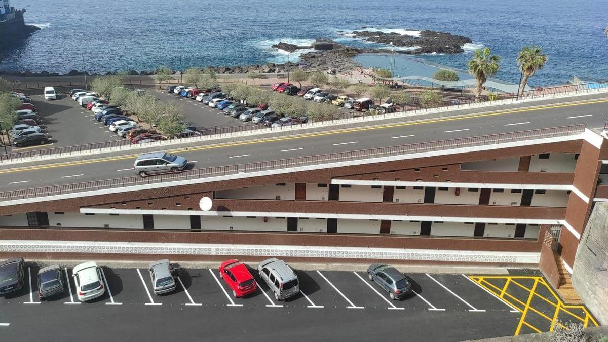 Los aparcamientos habilitados en Mesa del Mar, en Tacoronte, están en la trasera del edificio Ficus