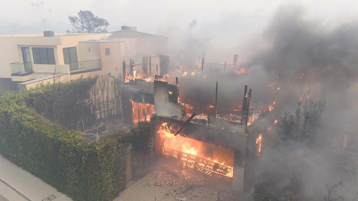 La mansión de los actores Adam Brody y Leighton Meester arrasada por los incendios en Los Ángeles.