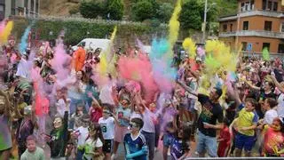 San Xuan también es cosa de niños: decenas de familias disfrutan en Mieres de la "foguerina" y la "holi party"