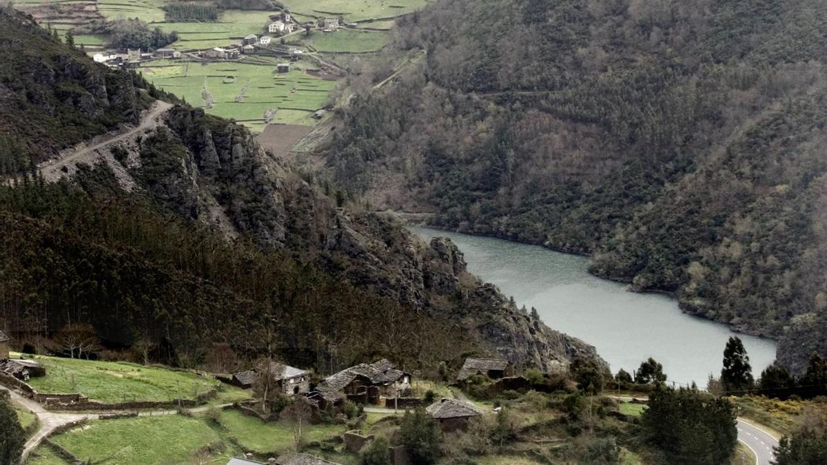 El valle del río Navia, a su paso por Illano. | Miki López