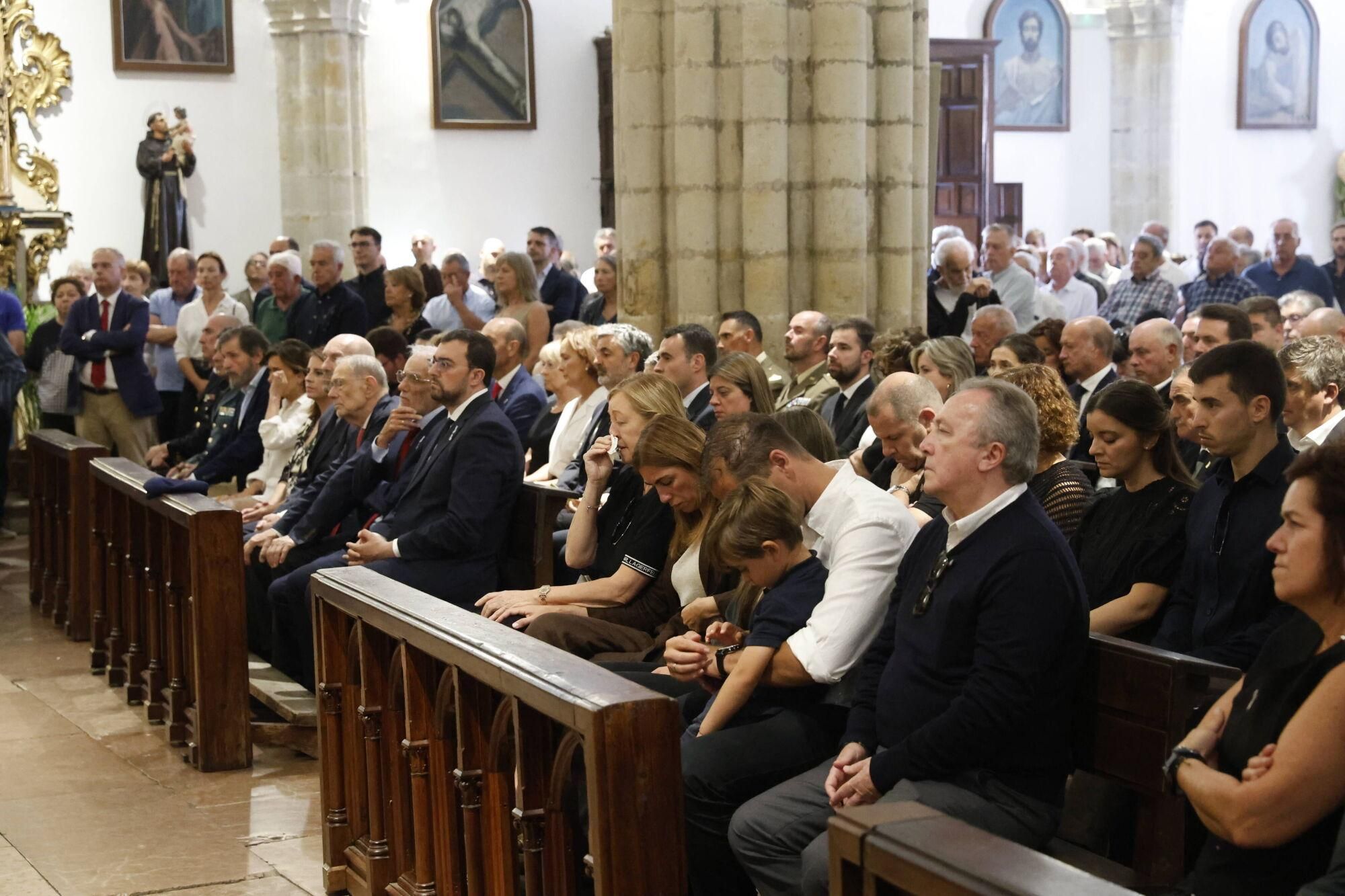 Las imágenes del funeral de Antonio Trevín en la basílica de Llanes.