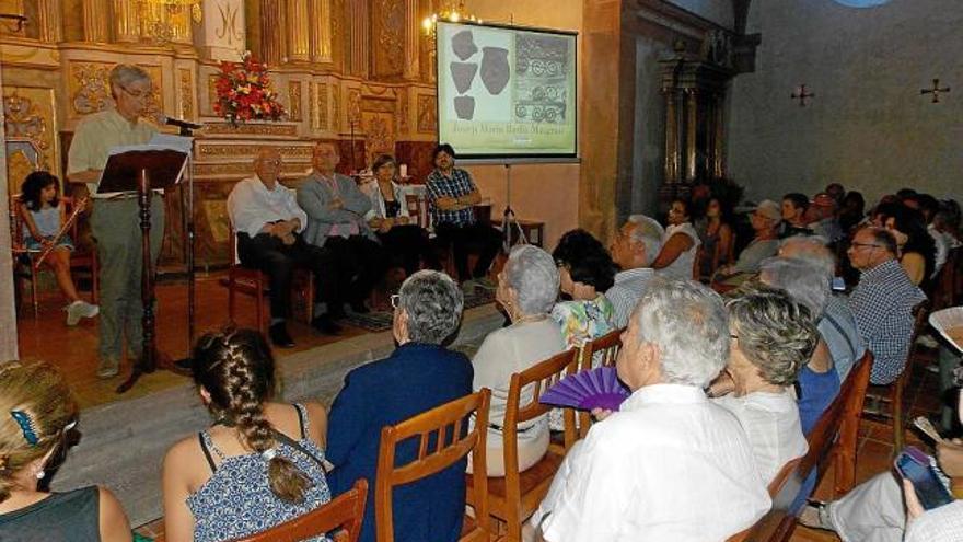 L&#039;historiador Josep Maria Badia parlant en la presentació del llibre, ahir, davant l&#039;església plena