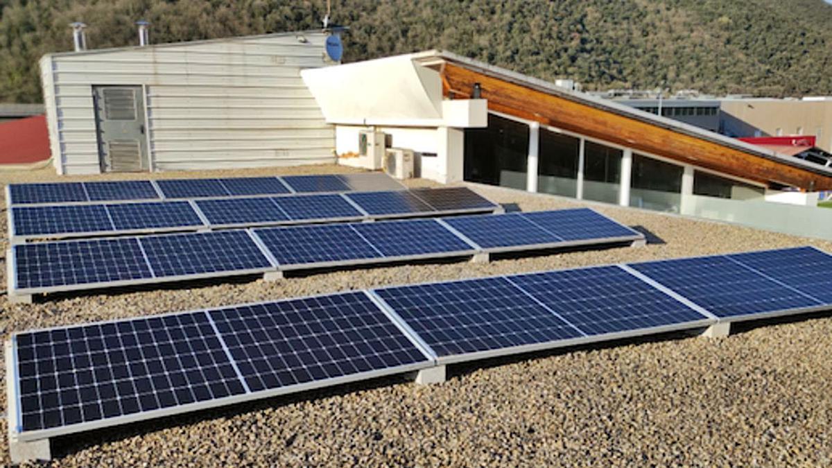 Plaques fotovoltaiques municipals a la coberta del club Poliesportiu de Sant Joan les Fonts. | AJ. SANT JOAN LES FONTS