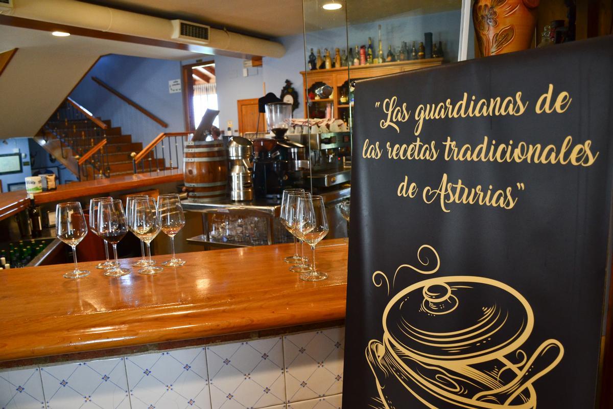 Otro rincón del restaurante La Costana que recuerda a Maite Fernández forma parte del Club de Guisanderas de Asturias.