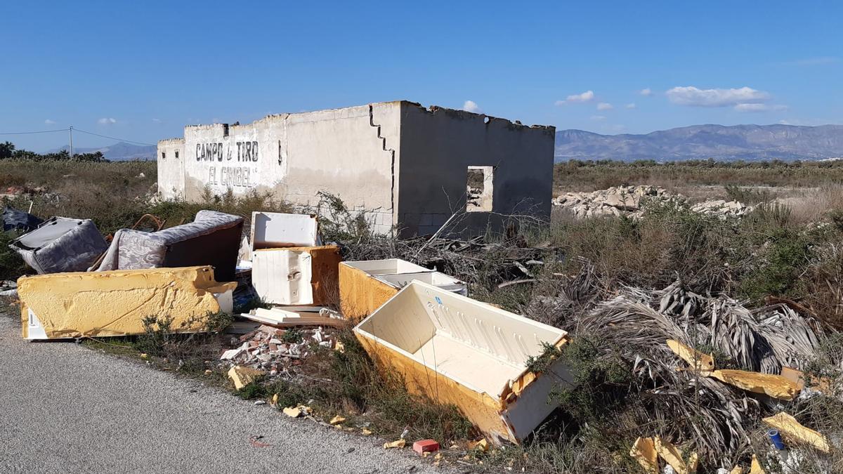 Imagen del vertido incontrolado junto al antiguo campo de tiro El Cimbel y parque natural del Hondo, también con acumulación de neumáticos