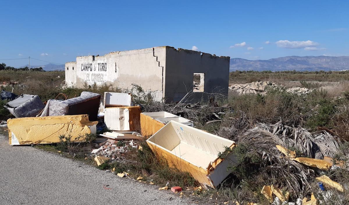 Imagen del vertido incontrolado junto al antiguo campo de tiro El Cimbel y parque natural del Hondo, también con acumulación de neumáticos
