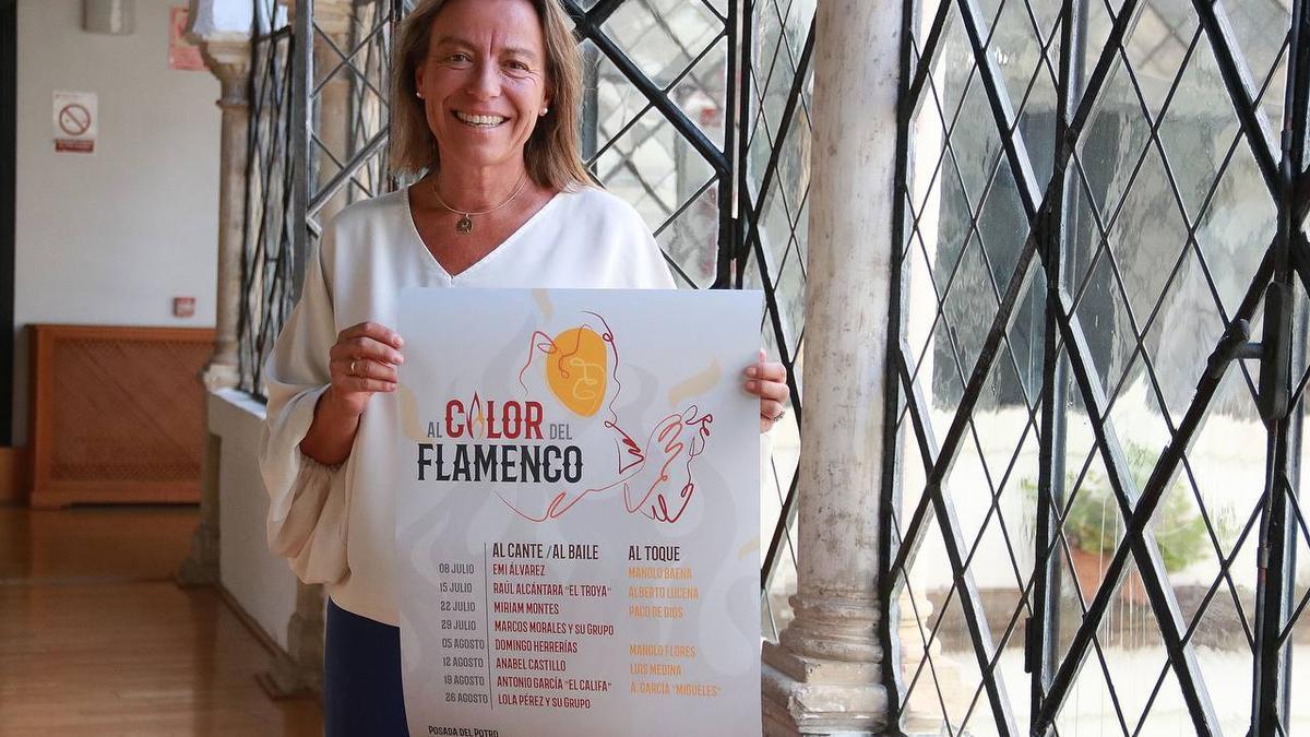La delegada de Cultura, Isabel Albás, presenta el programa 'Al calor del flamenco'.