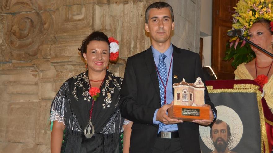 Antonio Jesús Yuste posa con sus galardones junto a la presidenta de la Hermandad de San Bartolomé, Laura Villa.