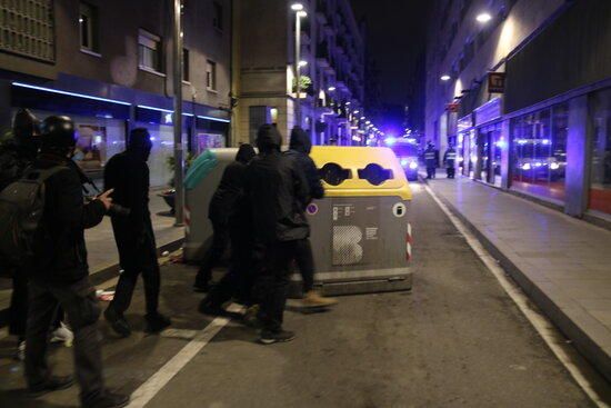 Nova nit de protestes i destrosses a Barcelona per la llibertat de Hasél