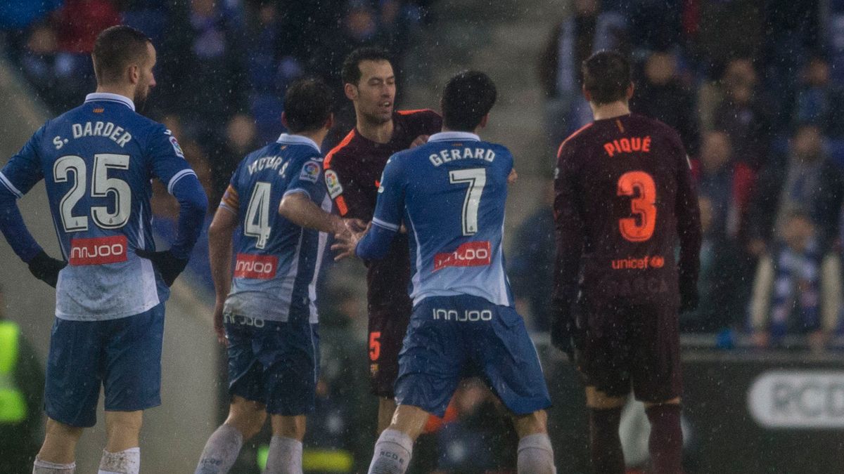 Gerard Moreno y Piqué protagonizaron varias polémicas en el derbi