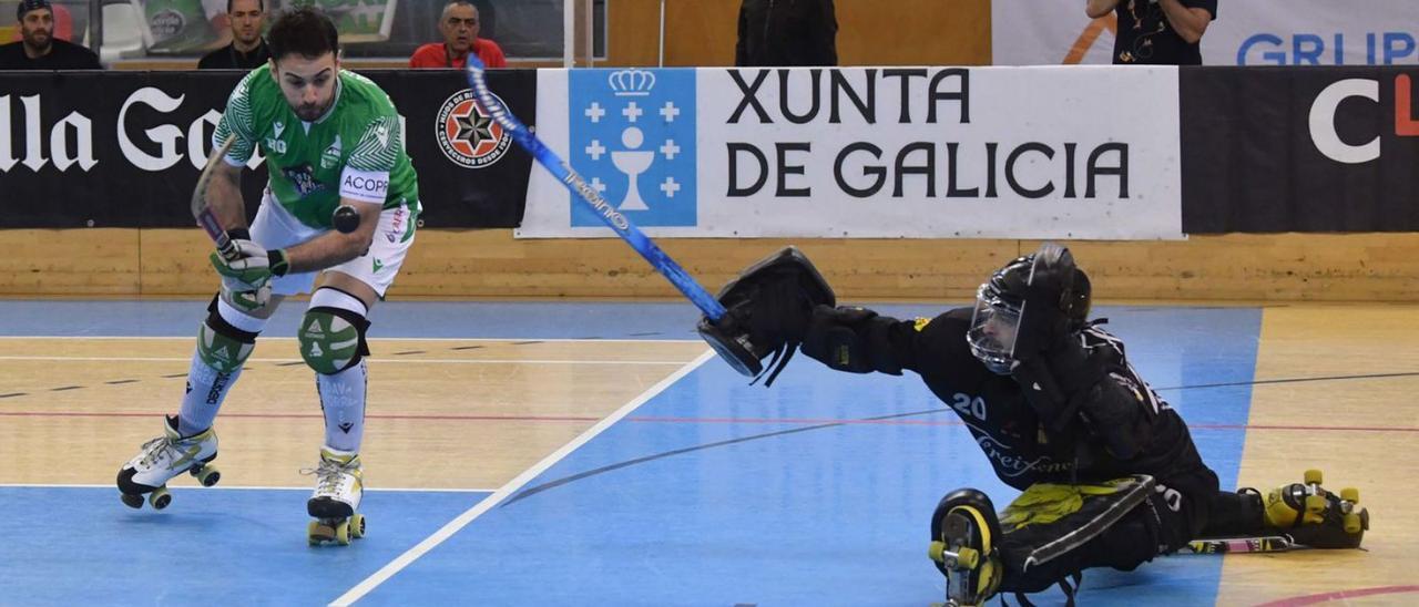 David Torres frente a Blai Roca en el partido del viernes en el Palacio. |  // VÍCTOR ECHAVE