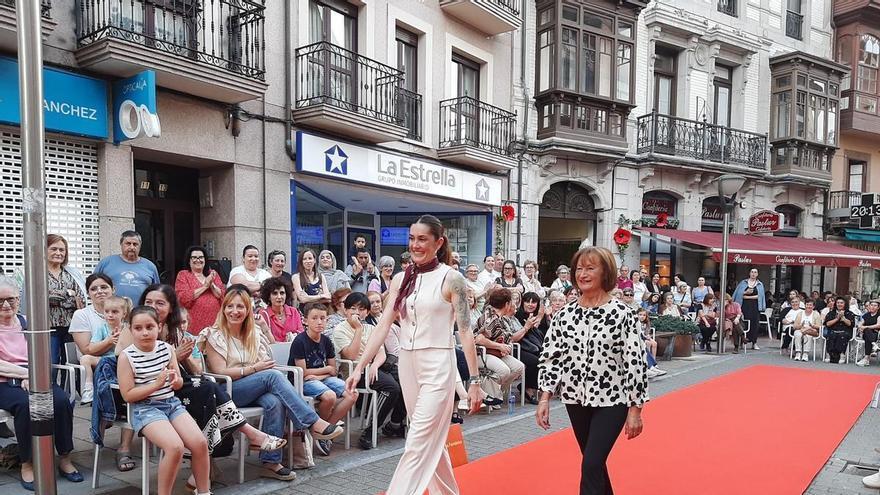EN IMÁGENES: DESFILE SOLIDARIO EN GRADO