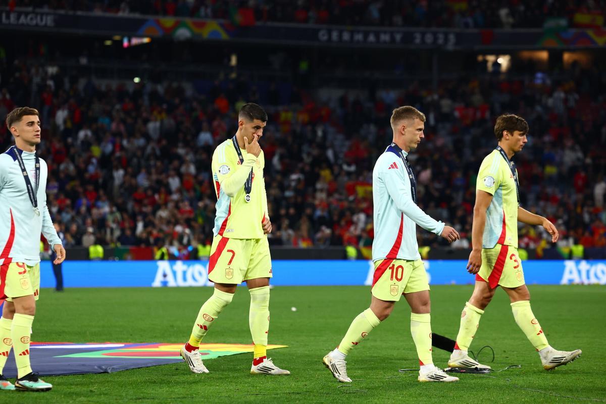 Munich (Germany), 09/06/2025.- Players of Spain react after receiving silver medals after the UEFA Nations League final match between Portugal and Spain in Munich, Germany, 08 June 2025. (Alemania, España) EFE/EPA/ANNA SZILAGYI. seleccion portugal . seleccion españa. uefa nations league 2025 seleccion portugal . seleccion españa. final. accion. allianz arena