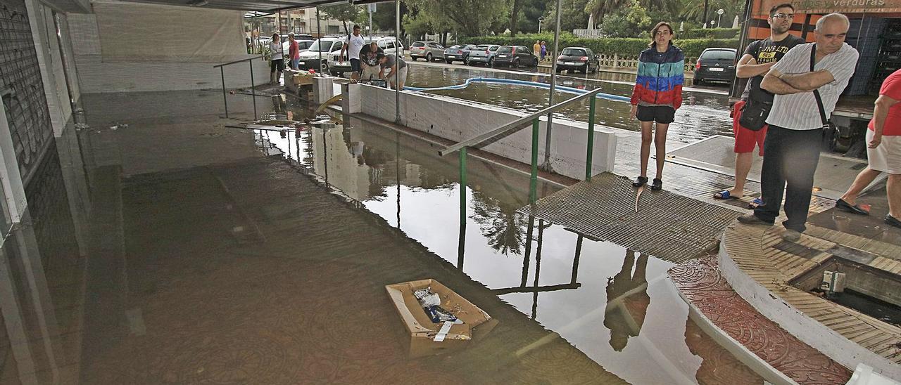 Un local comercial de la playa de Gandia, inundado tras uno de los cíclicos episodios de lluvias torrenciales en esa zona. | XIMO FERRI