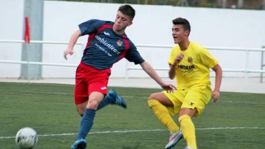 Pablo Gil protege el balón ante el extremo cántabro José Luis Trápaga, autor del 1-3 en Llombai.