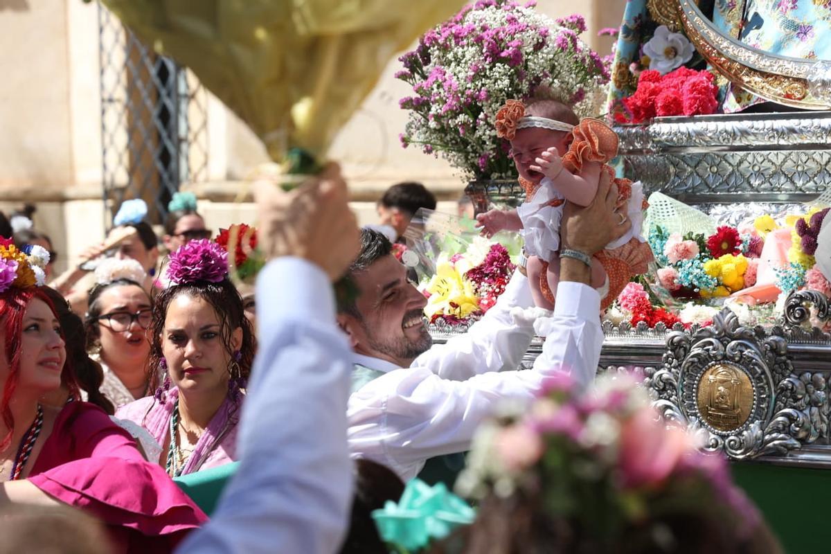 Elche demuestra su devoción rociera en su tradicional romería hacia el Pantano