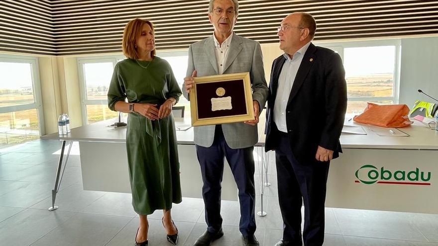 La Cámara de Comercio entrega una placa a la cooperativa Cobadú por su 40 aniversario