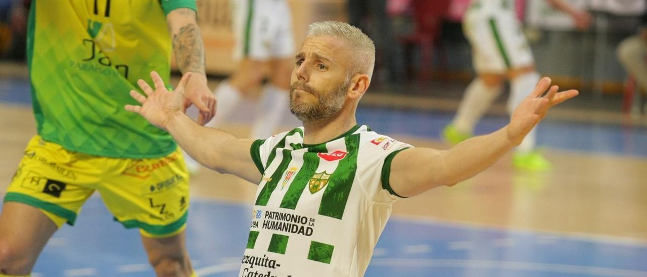 Miguelín, postrado de rodillas tras anotar el gol de la victoria ante el Jaén Paraíso Interior en Vista Alegre.