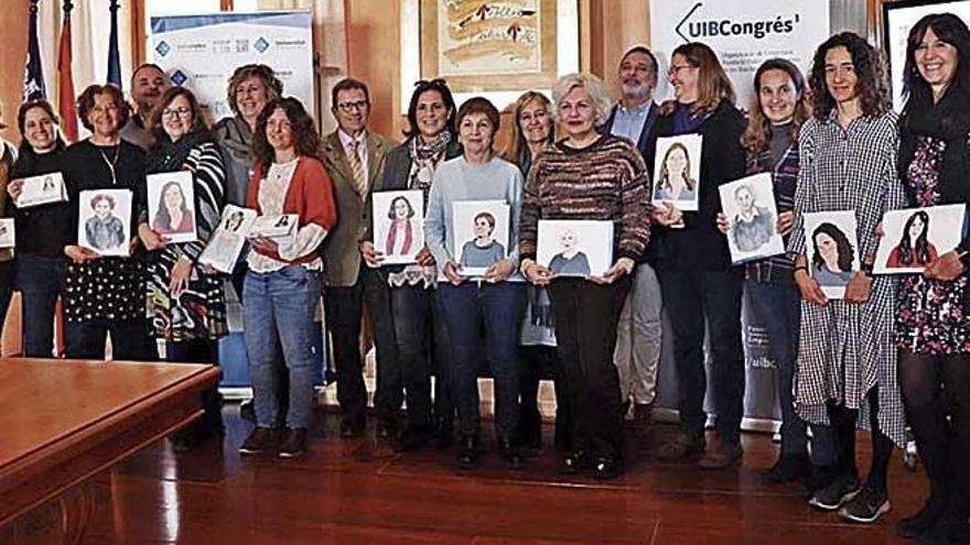 Investigadoras, ilustradoras y autoridades posan, ayer, durante la presentaciÃ³n de la campaÃ±a.