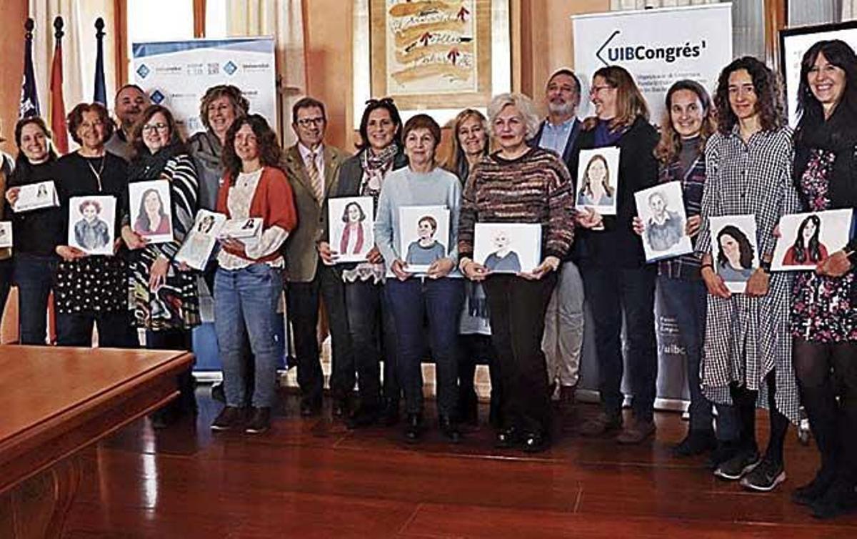 Investigadoras, ilustradoras y autoridades posan, ayer, durante la presentaciÃ³n de la campaÃ±a.
