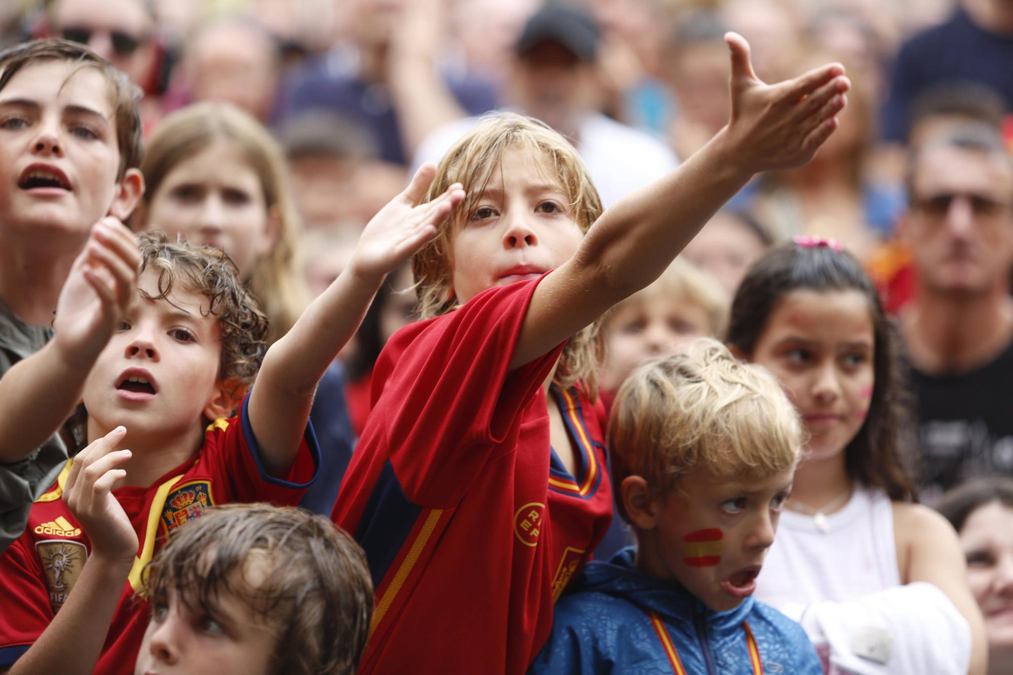 Gijón se vuelca (pese a la lluvia) animando a España en la final del Mundial de fútbol femenino