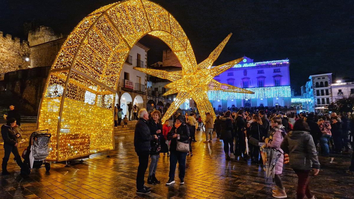 Encendido navideño en la plaza Mayor de Cáceres.