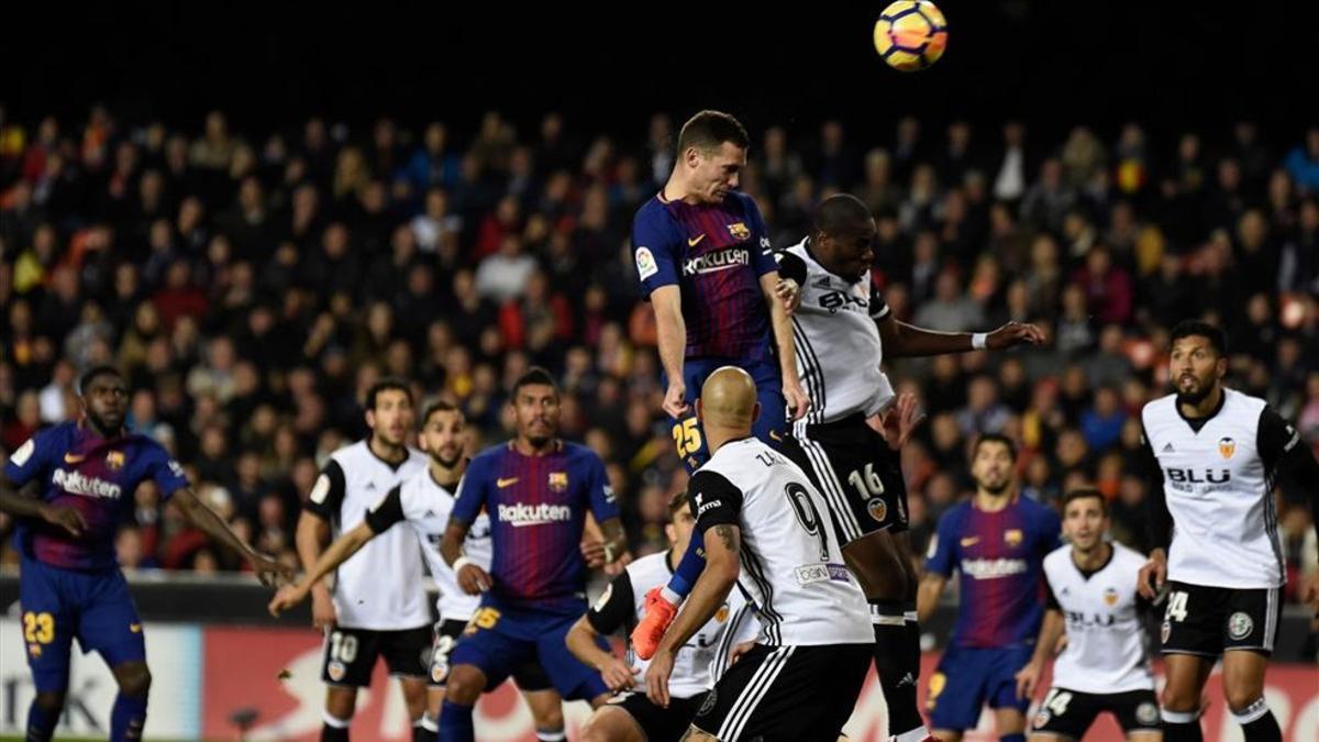 Vermaelen tuvo la oportunidad de marcar en Mestalla