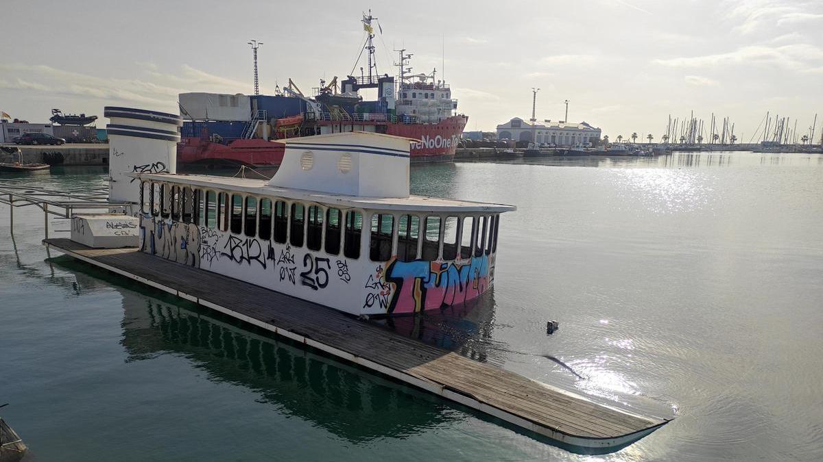 La embarcación ‘Oceander’ sigue semihundida en el puerto de Burriana dejando una imagen impactante.