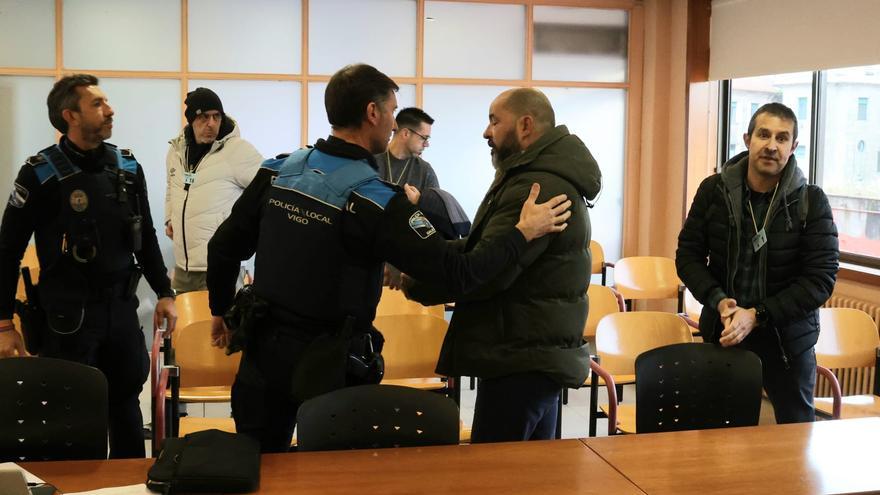 Caballero suspende 5 minutos el pleno ante las protestas de los trabajadores de Vitrasa