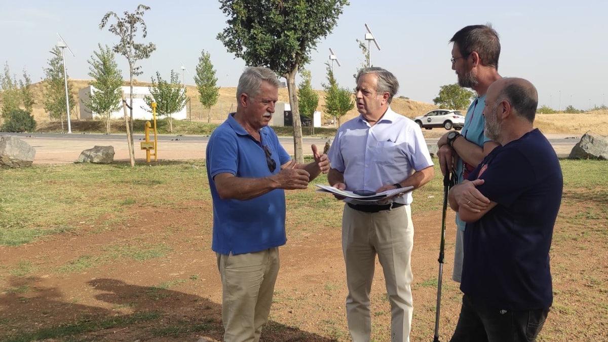 Salvador Fuentes (segundo por la izquierda), en el encuentro con la plataforma de apoyo al parque de Levante.