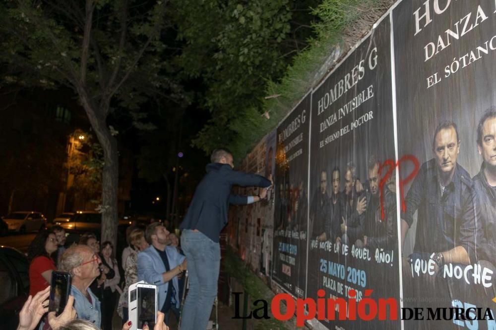 Pegada de carteles en Caravaca