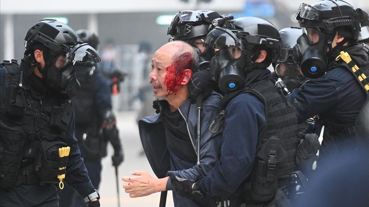 zentauroepp51807742 topshot   police detain an injured man after police disperse200119123919