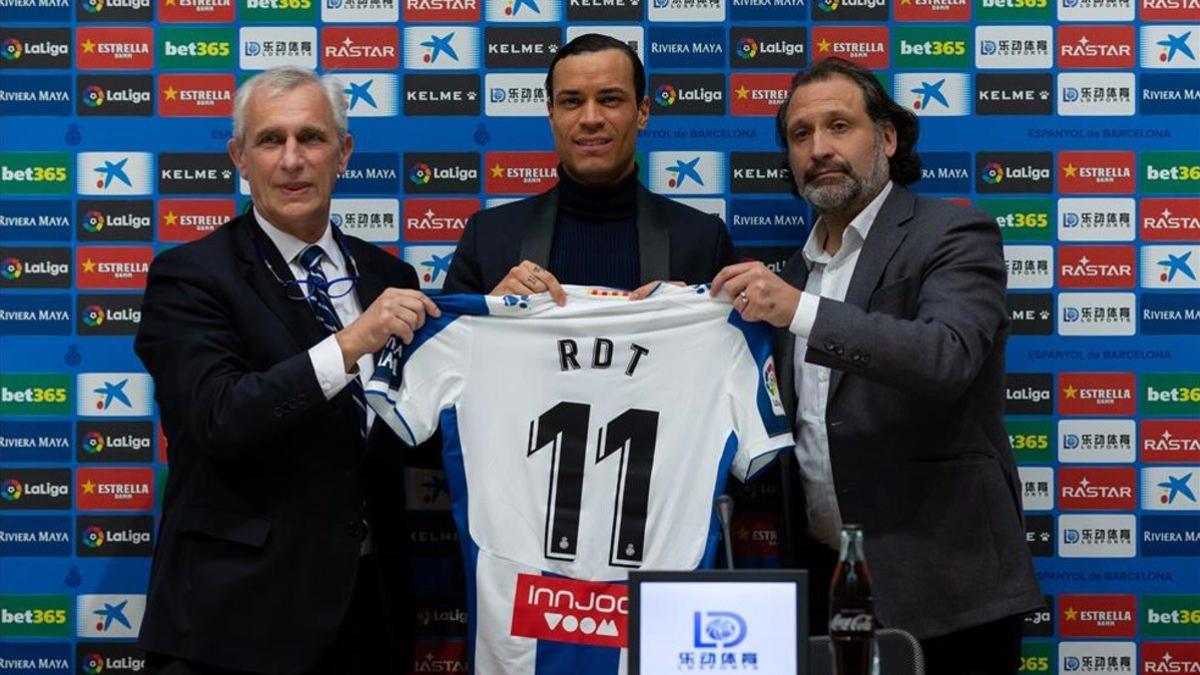 Raúl de Tomás, durante su presentación, flanqueado por Carlos García Pont y Rufete.