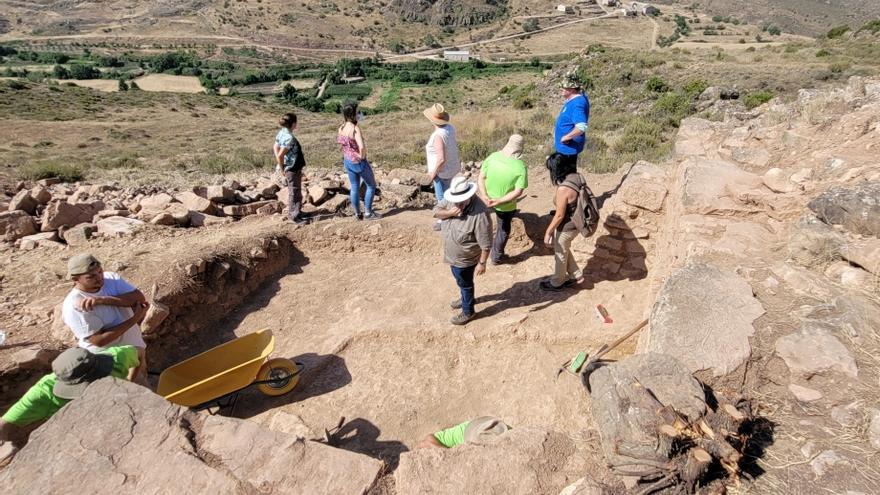 La directora general de Patrimonio Cultural del Gobierno de Aragón, Marisancho Menjón, ha podido conocer in situ el buen ritmo al que avanzan las actuaciones.