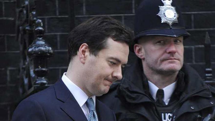 George Osborne saliendo, ayer, del número 10 de Downing Street.